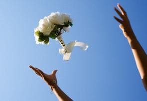 Taxa para a noiva não jogar o buquê em direção a sua namorada